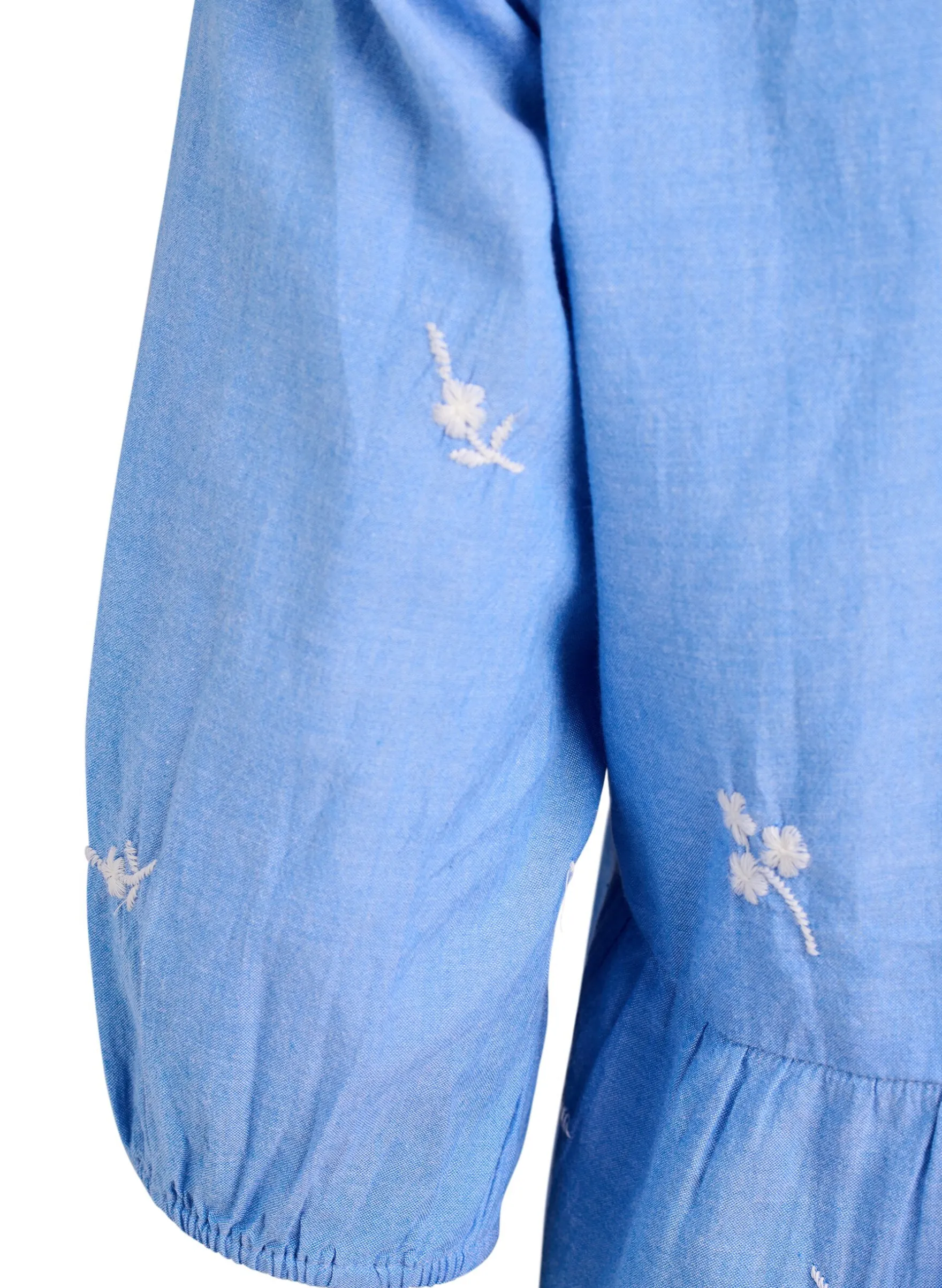 Bluse aus Baumwolle mit gestickten Blumen und Knopfverschluss