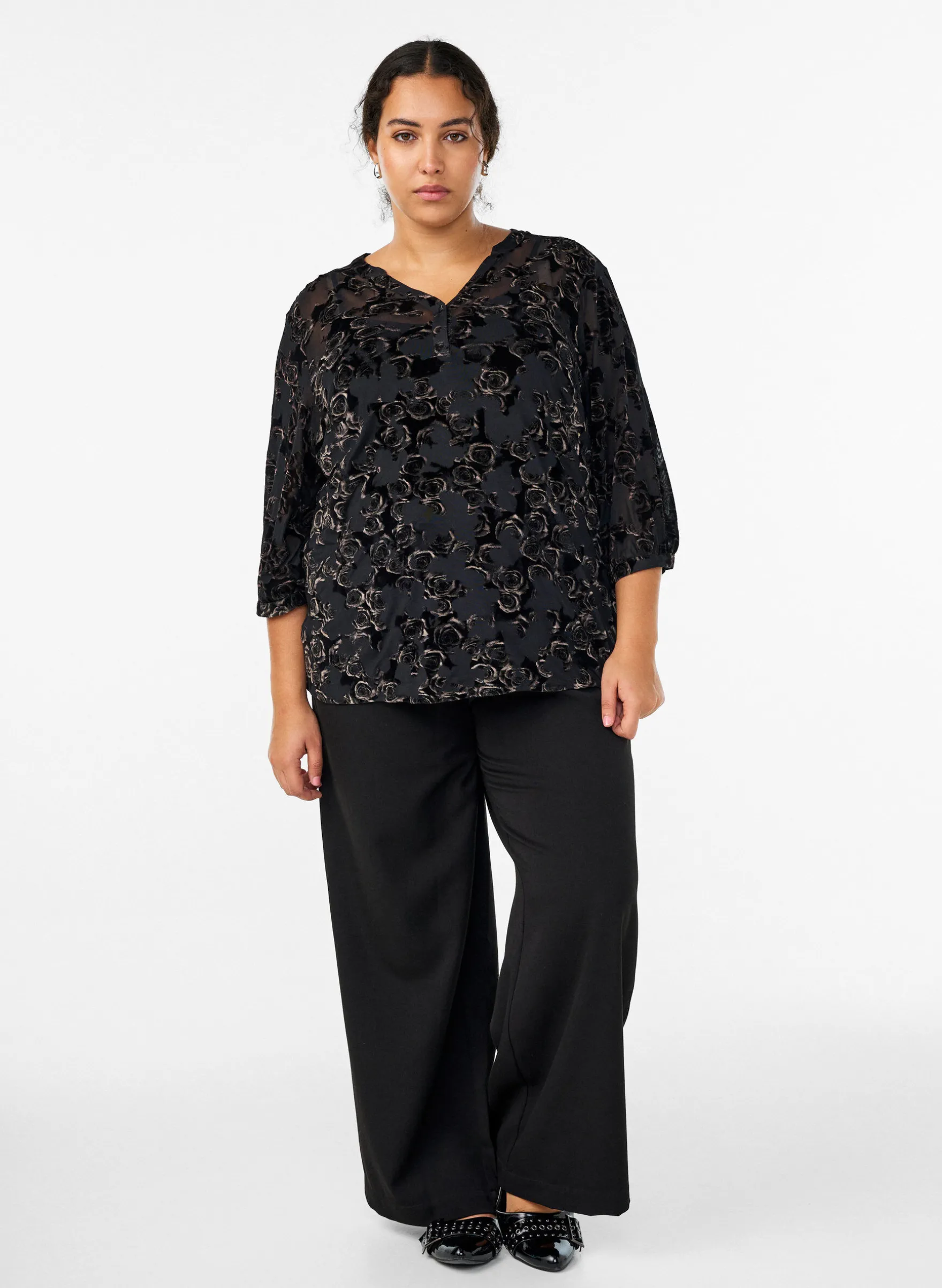 Bluse aus Mesh mit Veloursrosen und 3/4-Ärmeln