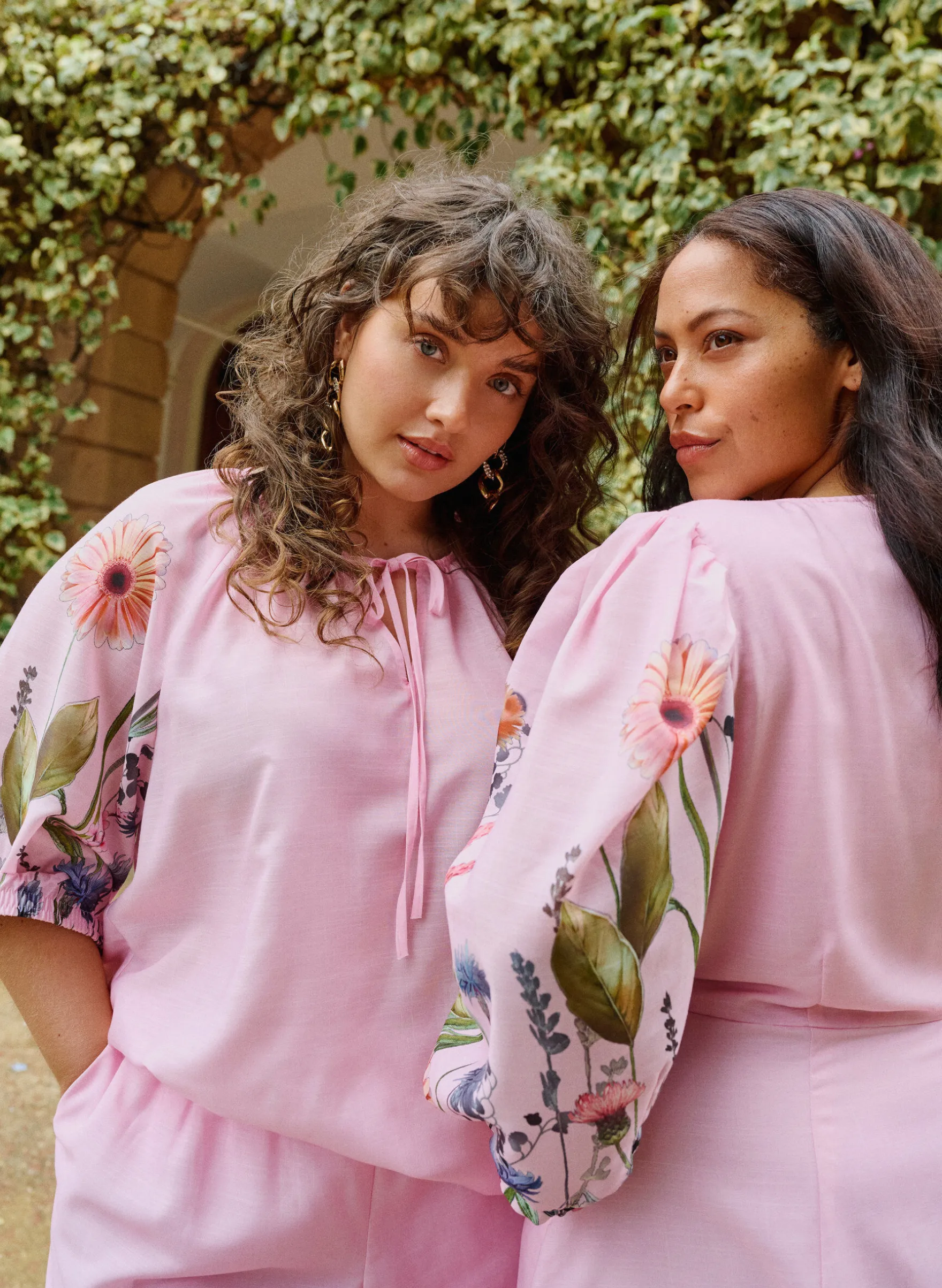Bluse mit Bindedetail und geblümten Ärmeln