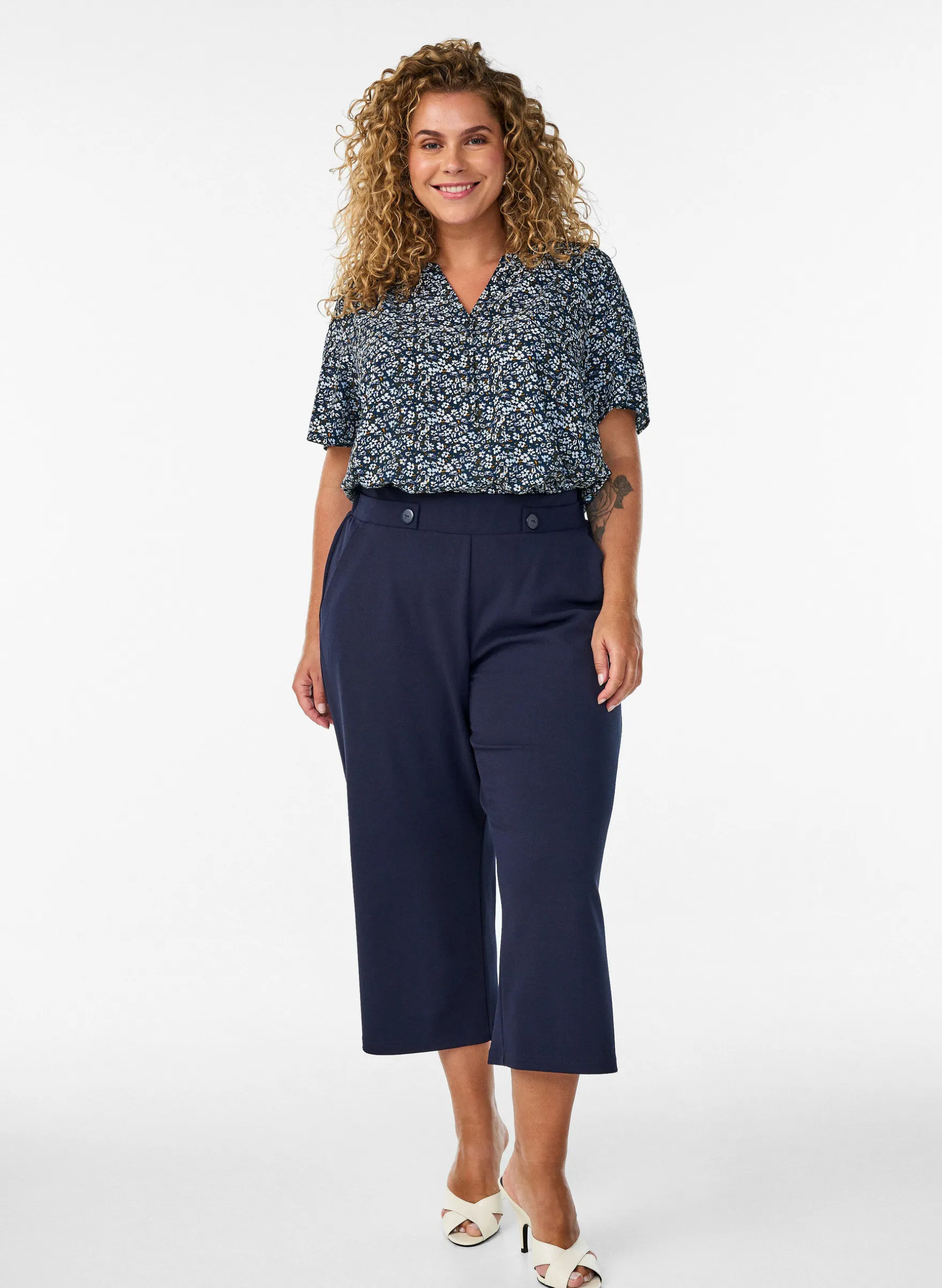 Bluse mit kurzen Ärmeln und V-Ausschnitt
