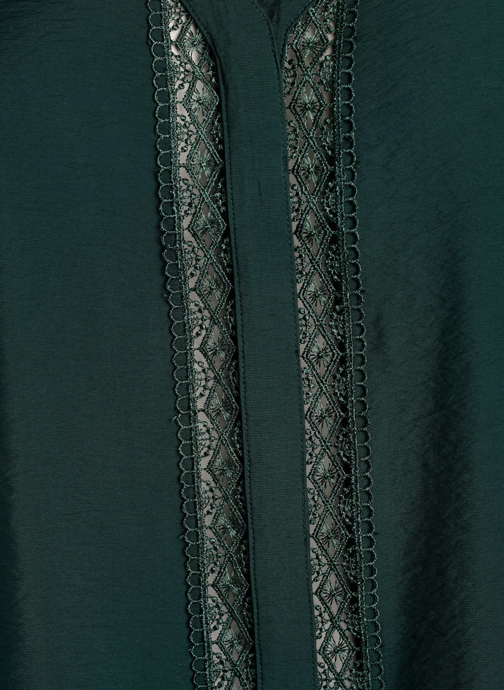 Bluse mit V-Ausschnitt und bestickten Bändern