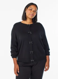 Cardigan mit perlenbestickten Schleifen und Druckknöpfen