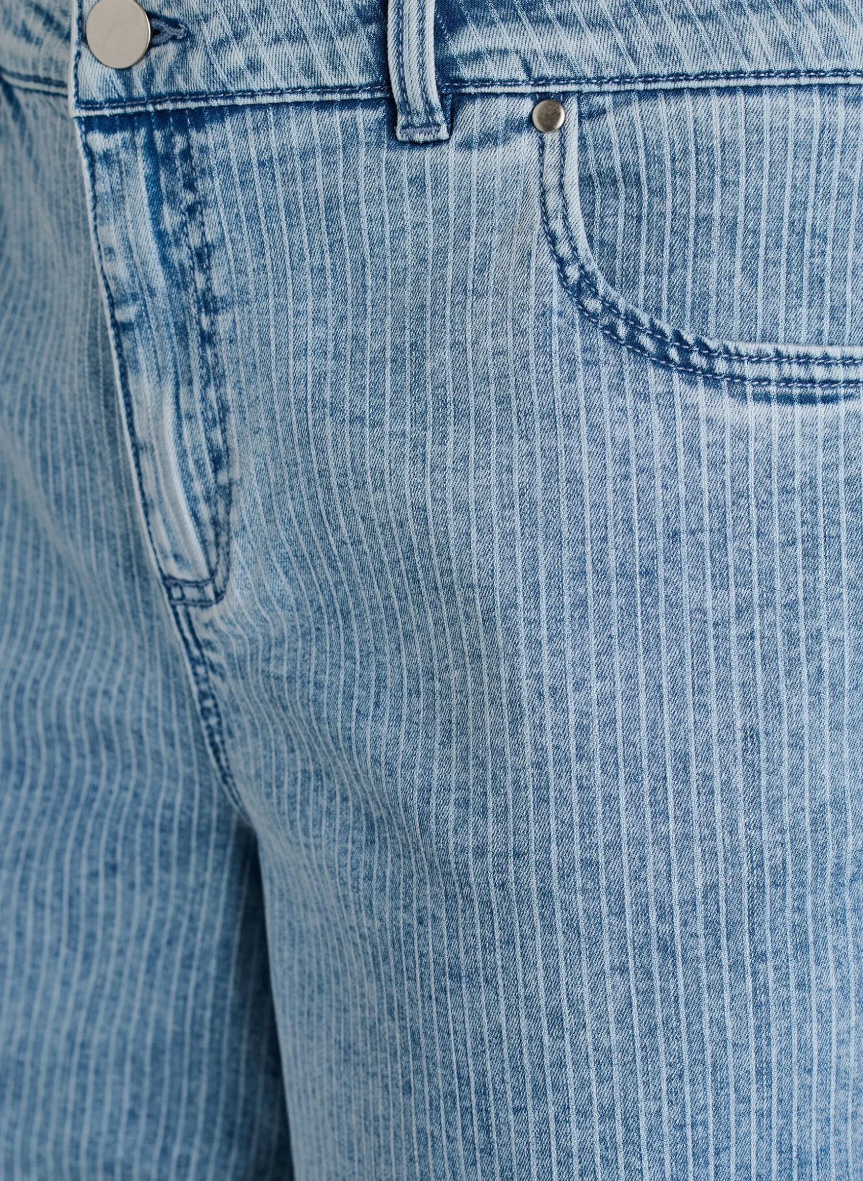 Culotte-Jeans mit Nadelstreifen und weitem Bein