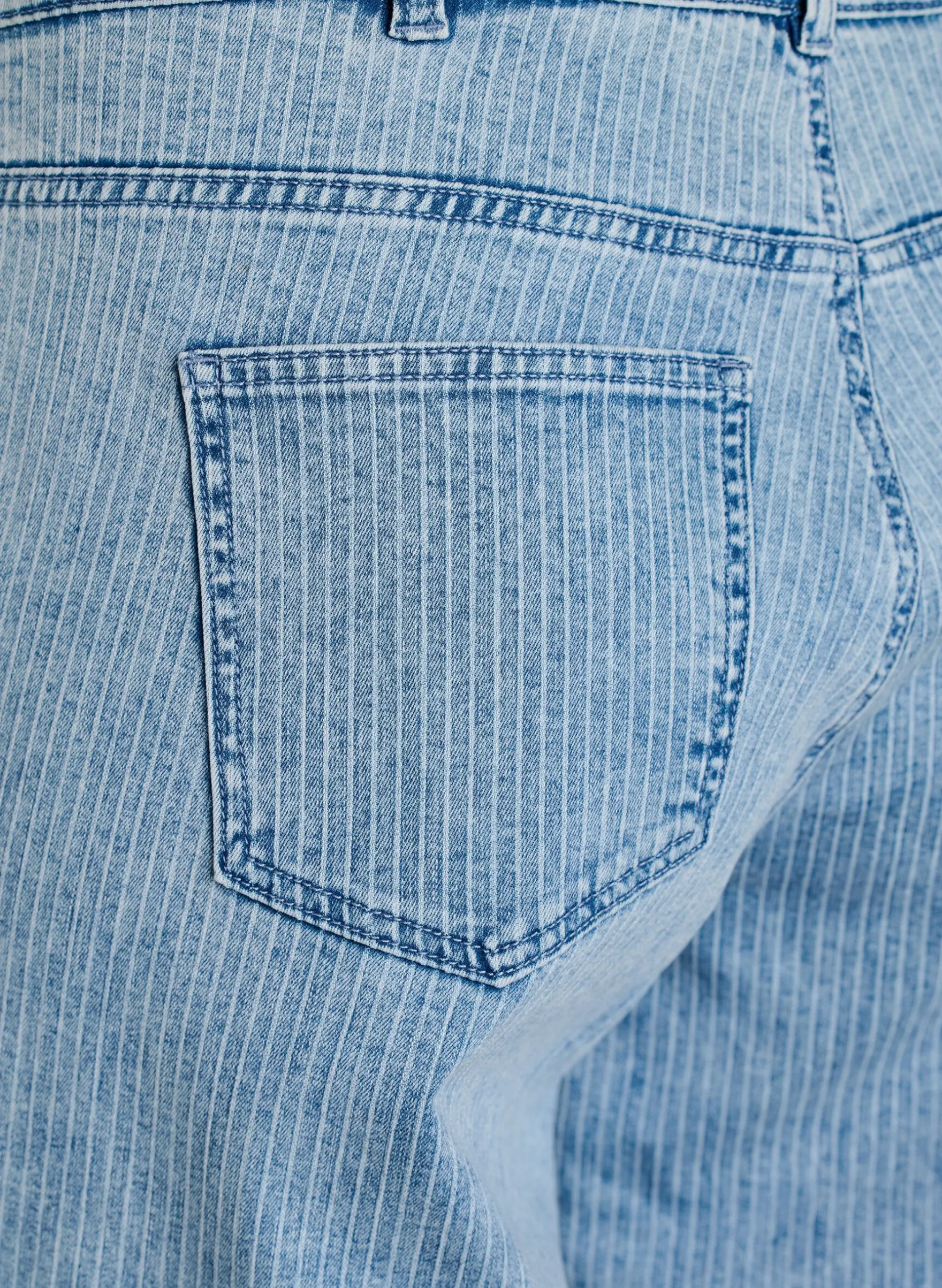 Culotte-Jeans mit Nadelstreifen und weitem Bein