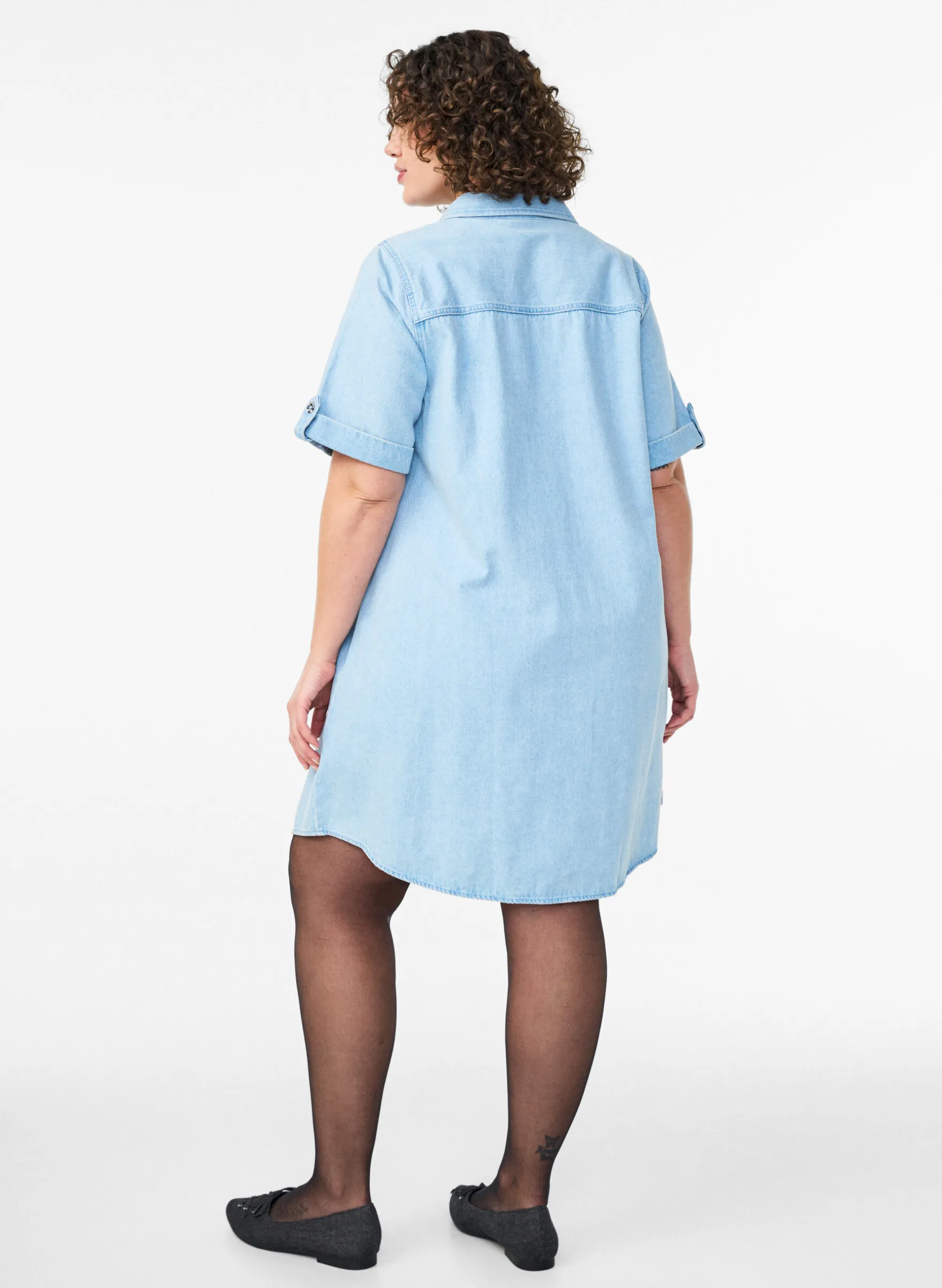 Denimkleid mit kurzen Ärmeln und Knöpfen