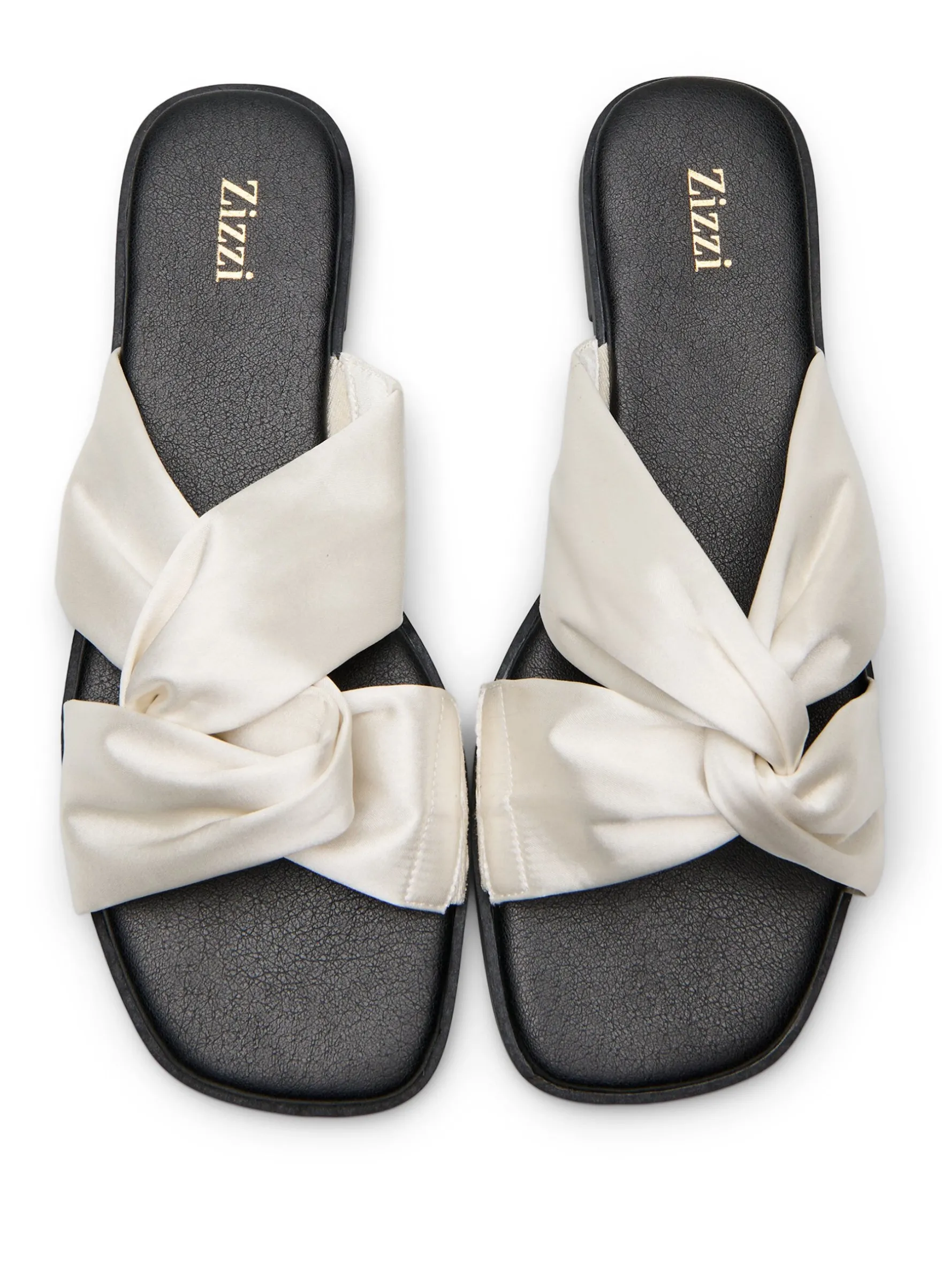 Extra Weite - Flache Sandalen mit gekreuzten Satinriemen