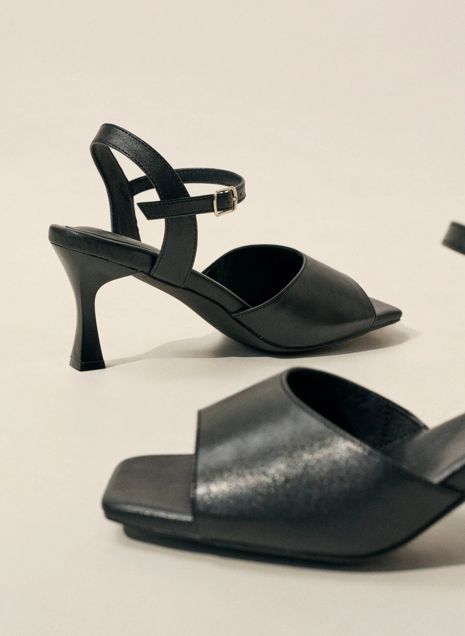 Extra Weite - Pumps mit offener Spitze und eckiger Zehenform