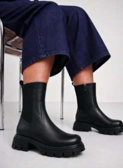 Extra Weiter - Chelsea-Boot mit klobiger Sohle und gerippten Einsätzen