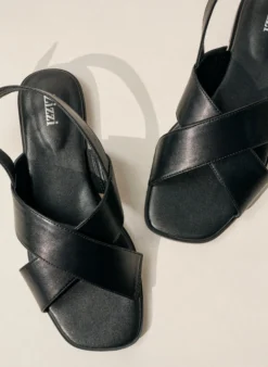 Extra Weite - Sandale aus Leder mit überkreuzten Riemen