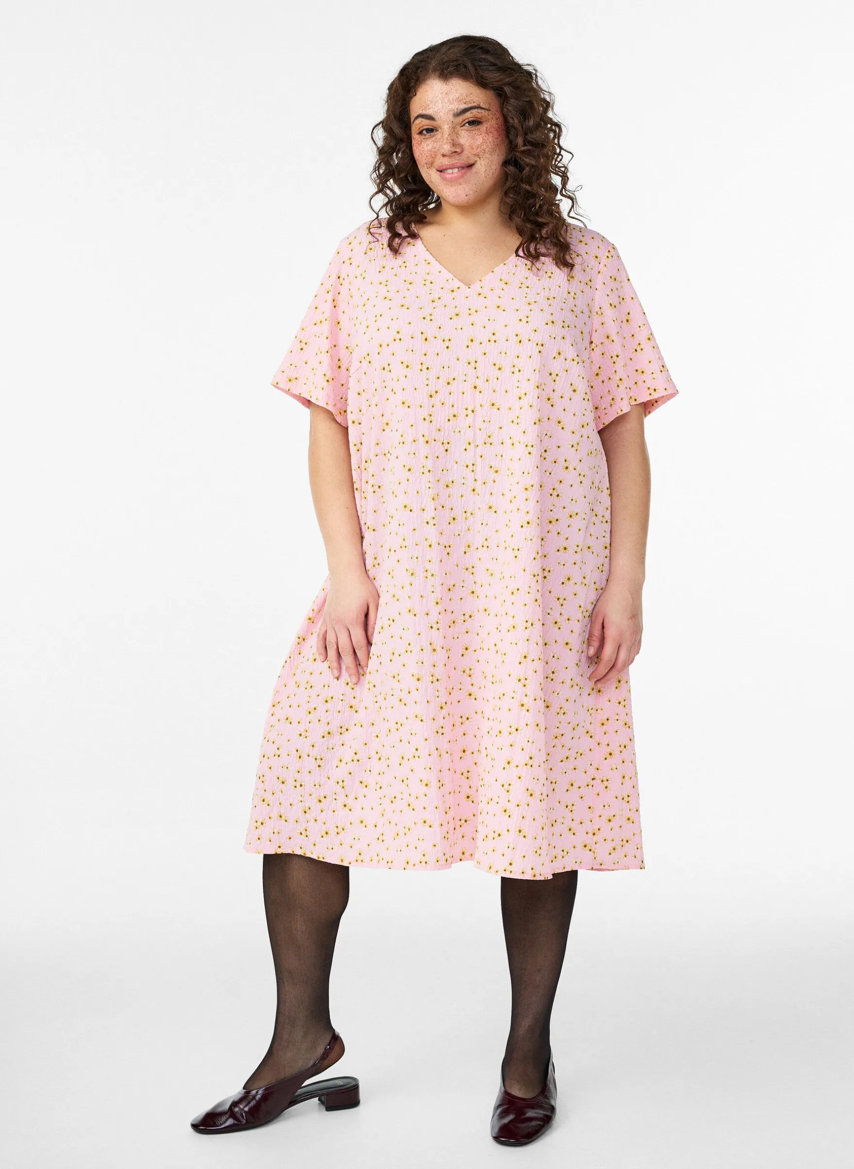 FLASH - Kleid mit kurzen Ärmeln und V-Ausschnitt
