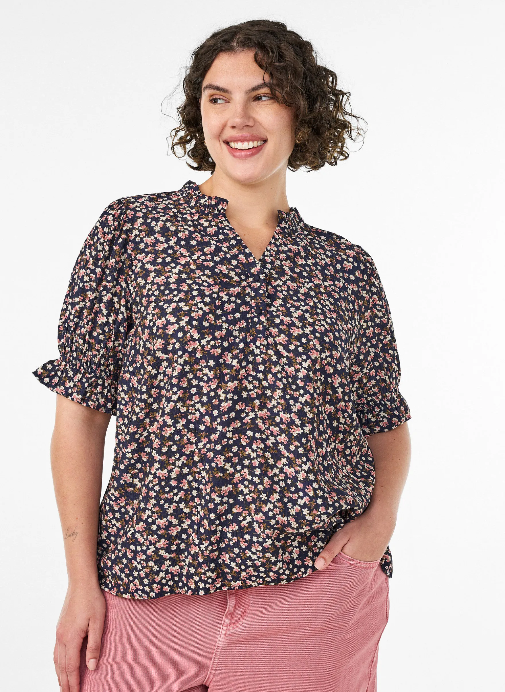 Geblümte Bluse aus Viskose mit kurzen Ärmeln und Smockdetails
