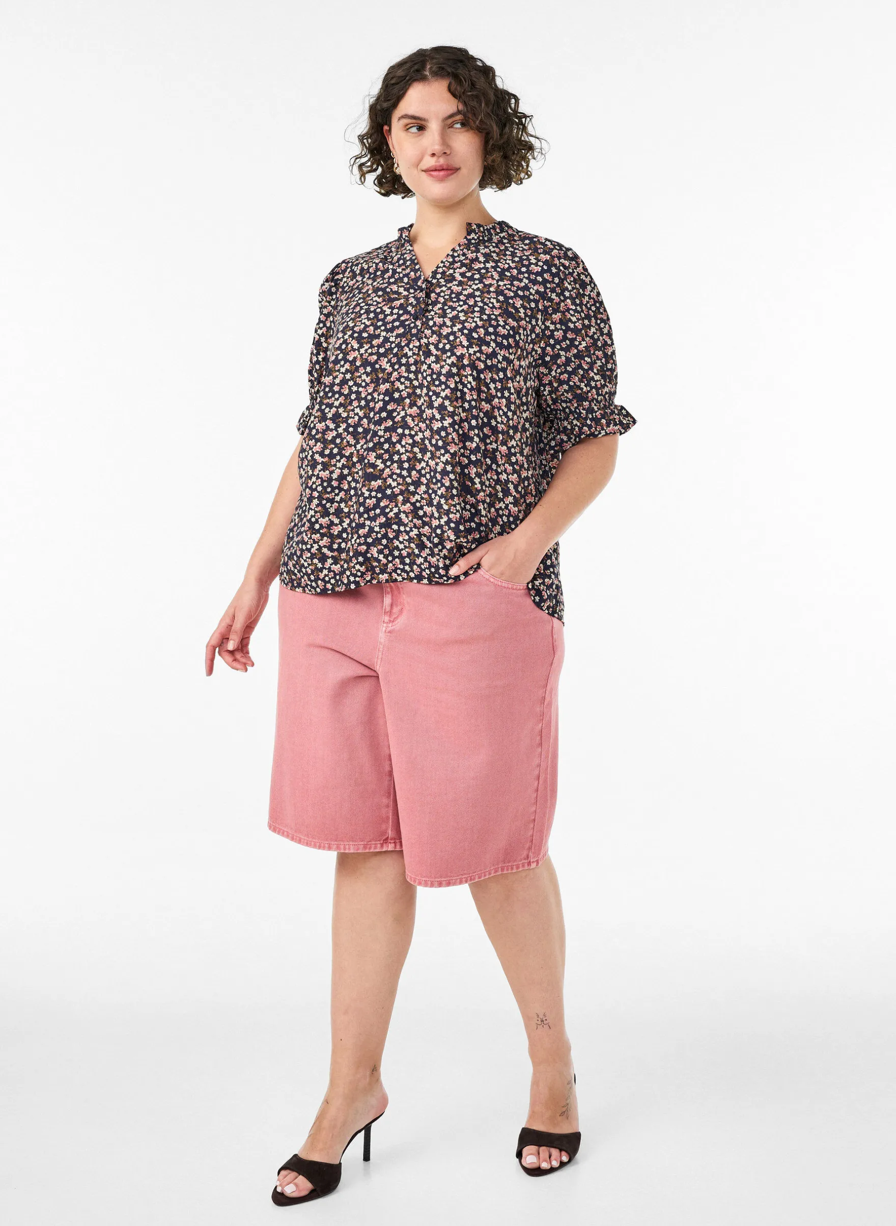 Geblümte Bluse aus Viskose mit kurzen Ärmeln und Smockdetails