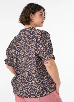 Geblümte Bluse aus Viskose mit kurzen Ärmeln und Smockdetails