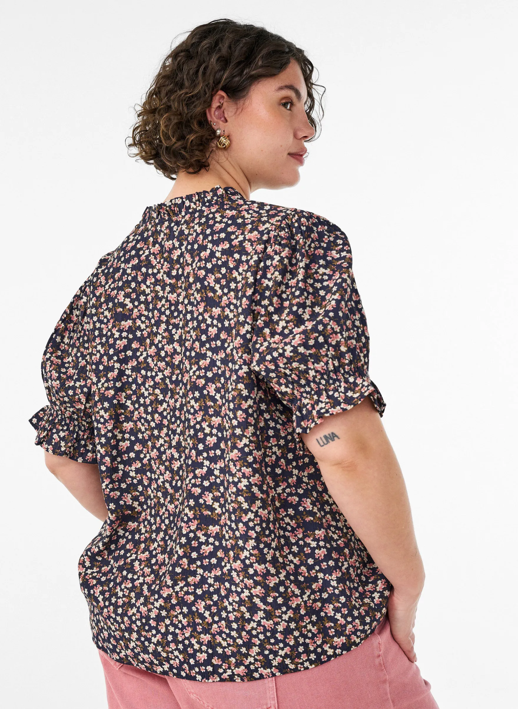 Geblümte Bluse aus Viskose mit kurzen Ärmeln und Smockdetails