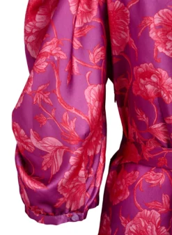 Geblümtes Kleid mit Puffärmeln und Bindegürtel