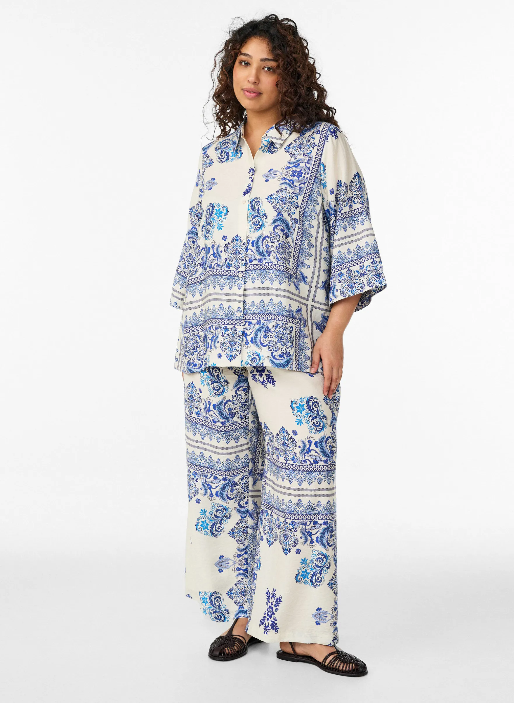 Gemusterte Hose mit weitem Bein