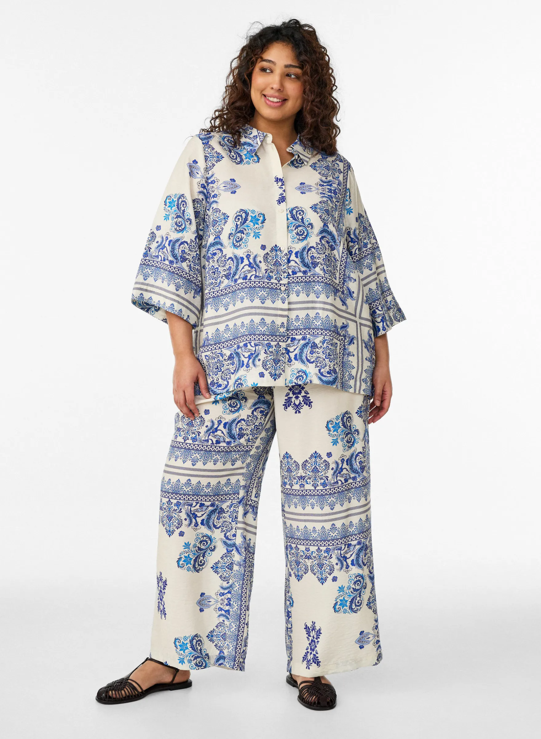 Gemusterte Hose mit weitem Bein