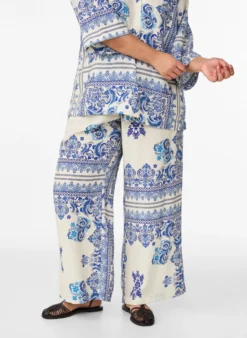 Gemusterte Hose mit weitem Bein