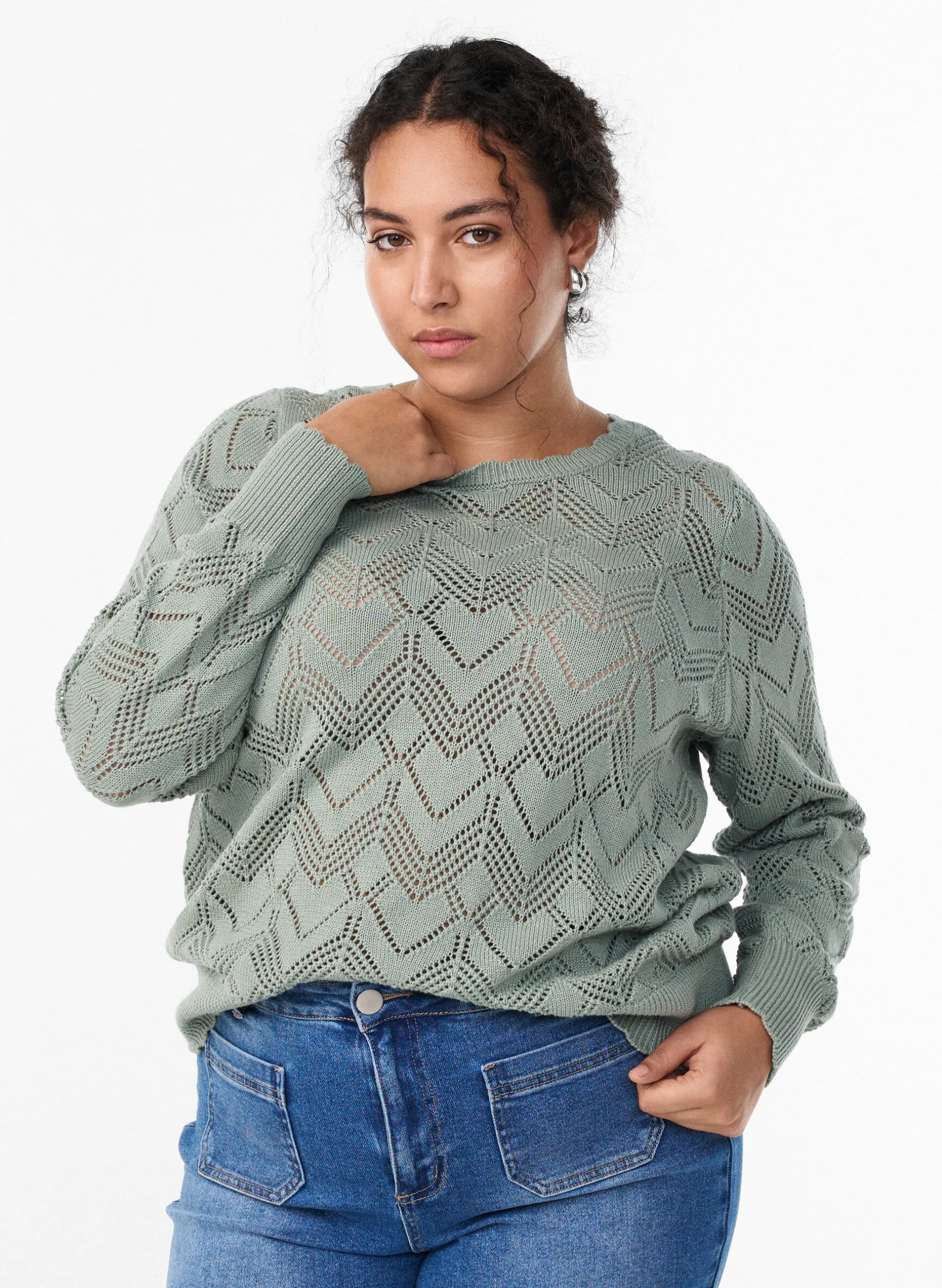 Gemusterte Strickbluse mit welligem Rand und Rundhalsausschnitt