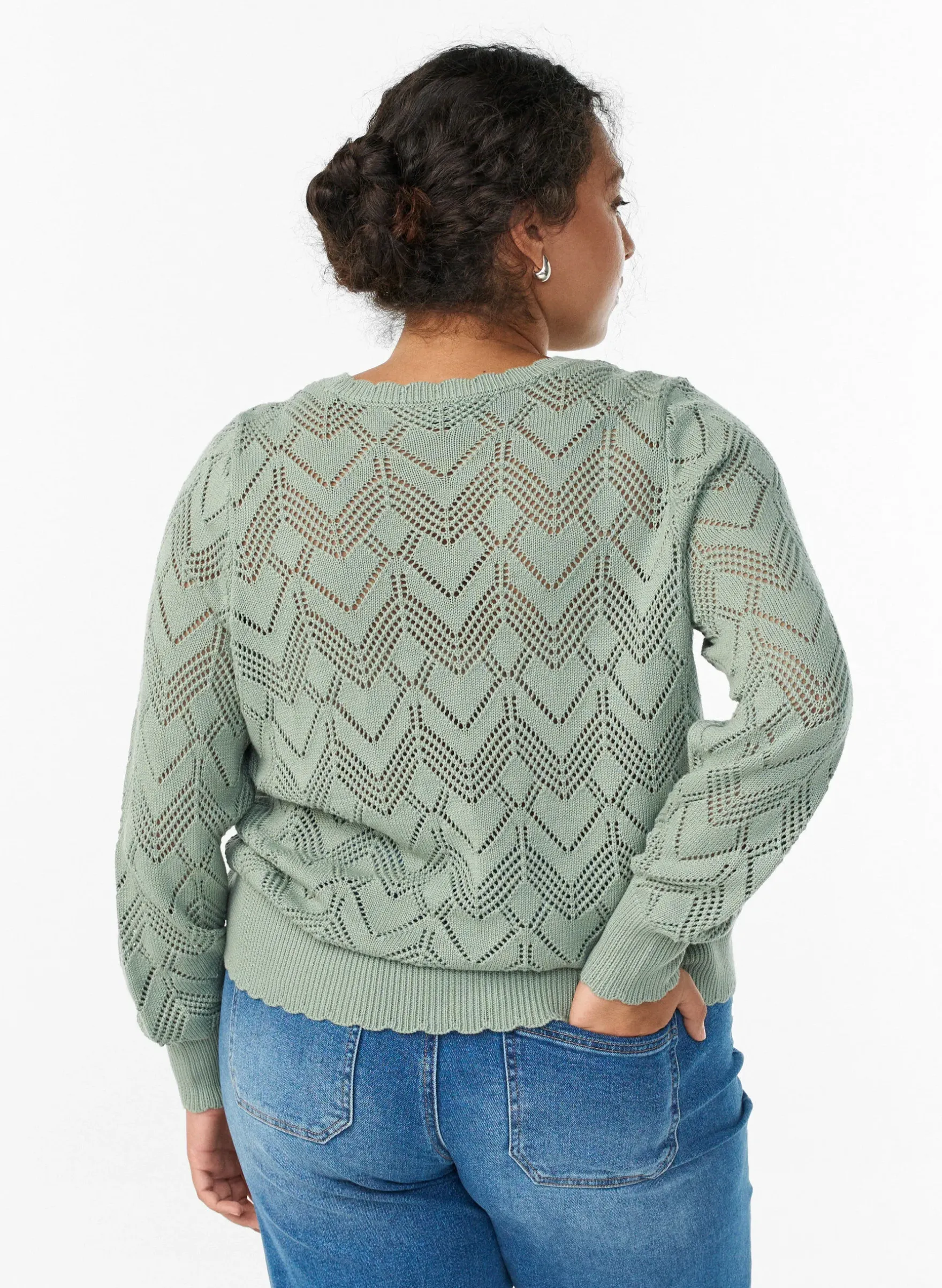 Gemusterte Strickbluse mit welligem Rand und Rundhalsausschnitt