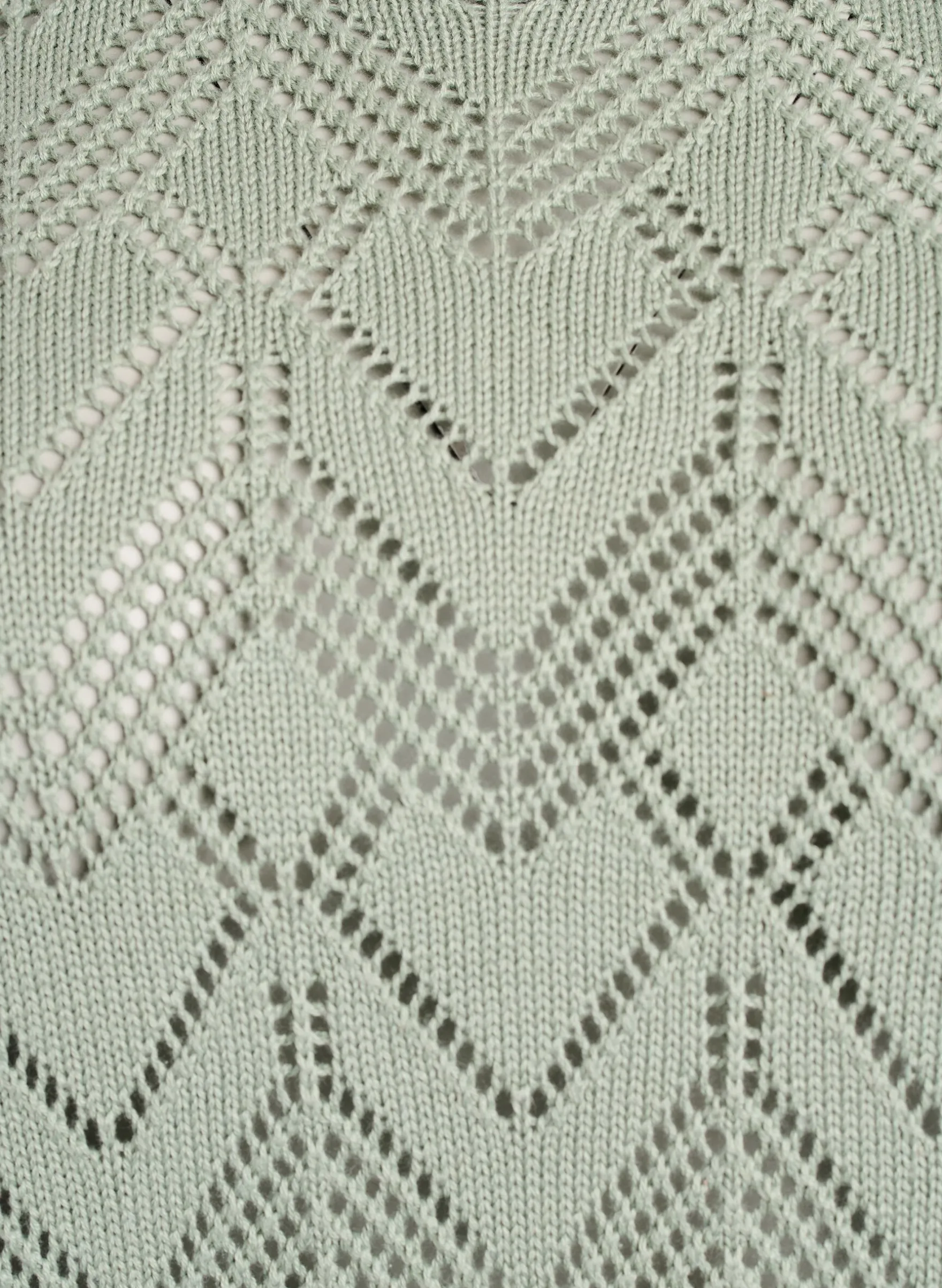 Gemusterte Strickbluse mit welligem Rand und Rundhalsausschnitt