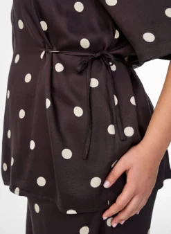 Gepunktete Bluse aus Viskose mit V-Ausschnitt und Bindeband