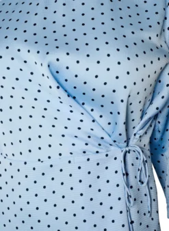 Gepunktete Bluse mit Bindeband und 3/4-Ärmeln