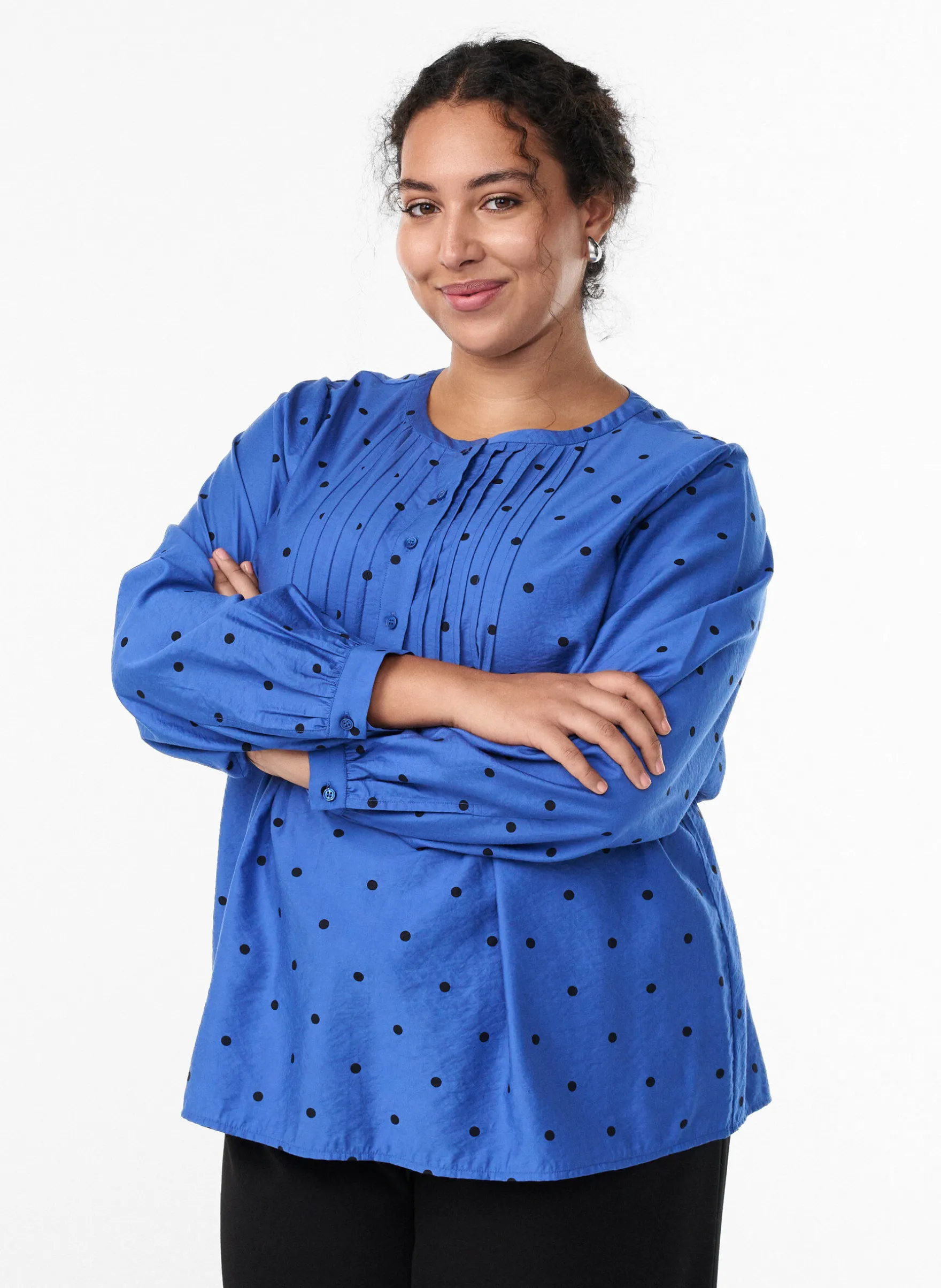 Gepunktete Bluse mit langen Ärmeln