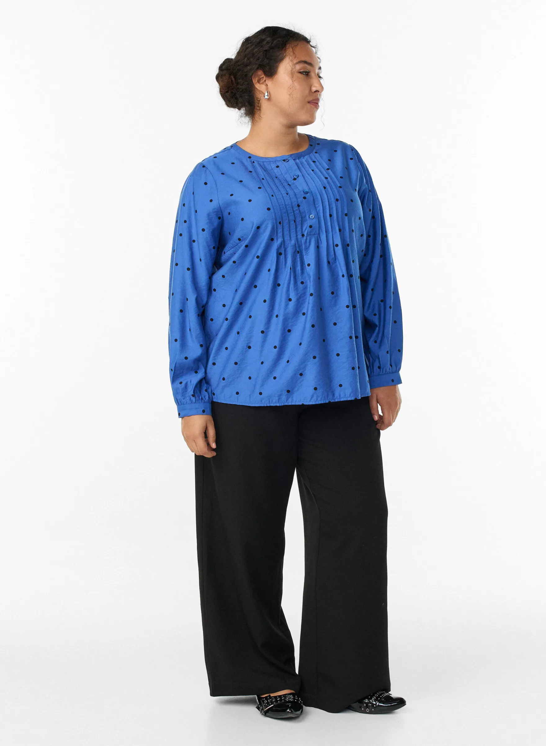 Gepunktete Bluse mit langen Ärmeln
