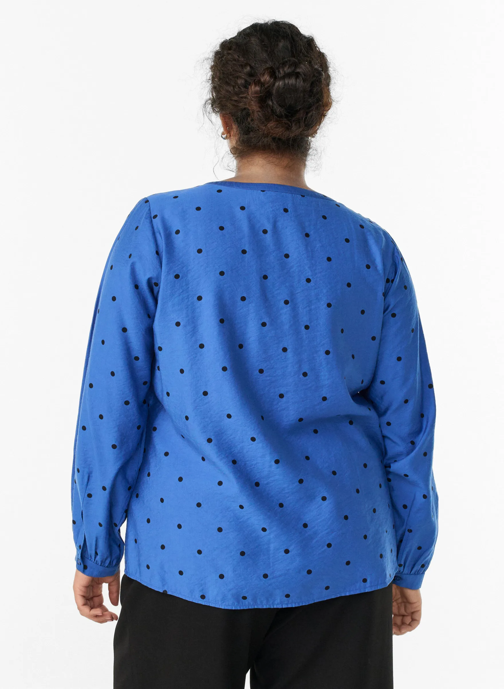 Gepunktete Bluse mit langen Ärmeln