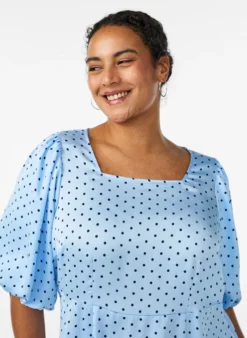 Gepunktetes Midikleid mit eckigem Ausschnitt