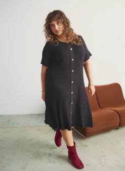 Geripptes Kleid mit Zierknöpfen und kurzen Ärmeln