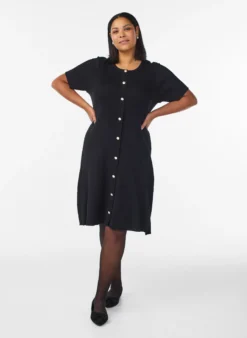 Geripptes Kleid mit Zierknöpfen und kurzen Ärmeln