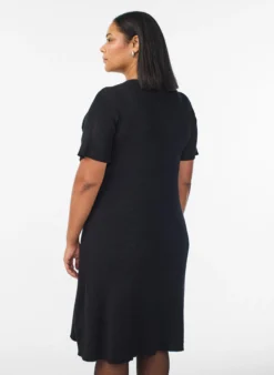 Geripptes Kleid mit Zierknöpfen und kurzen Ärmeln