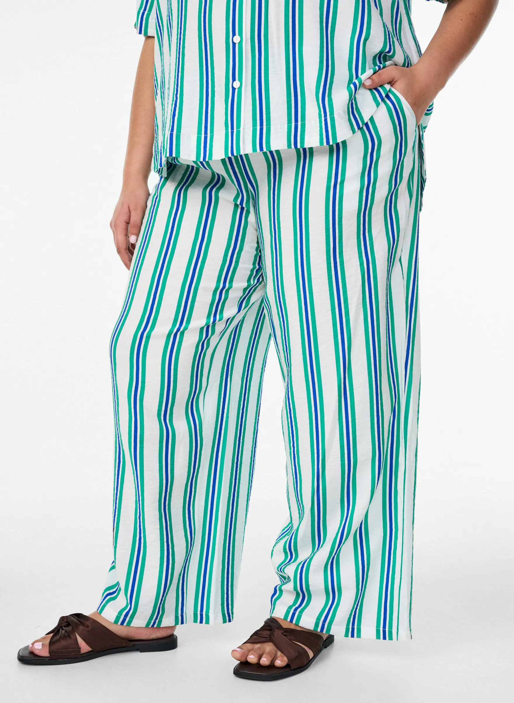 Gestreifte Hose mit hoher Taille und weiten Beinen