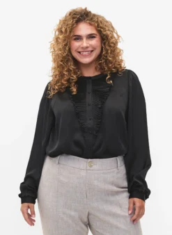Hemdbluse aus Satin mit Rüschen