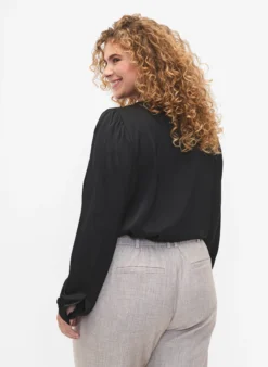 Hemdbluse aus Satin mit Rüschen