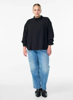 Hemdbluse mit Knopfdetail am Rücken