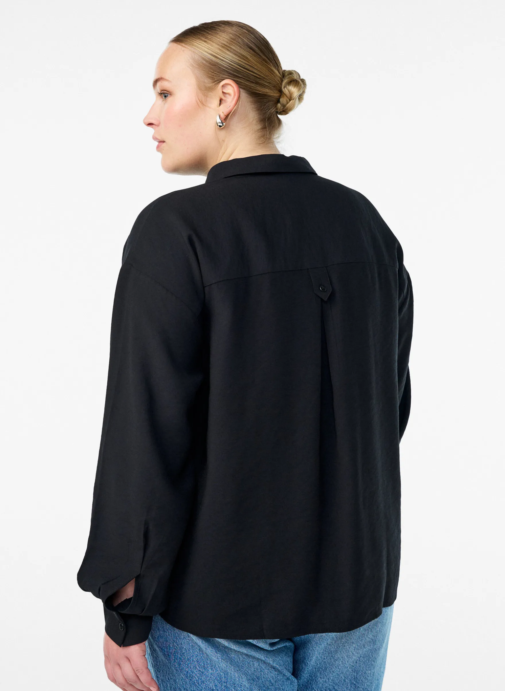 Hemdbluse mit Knopfdetail am Rücken