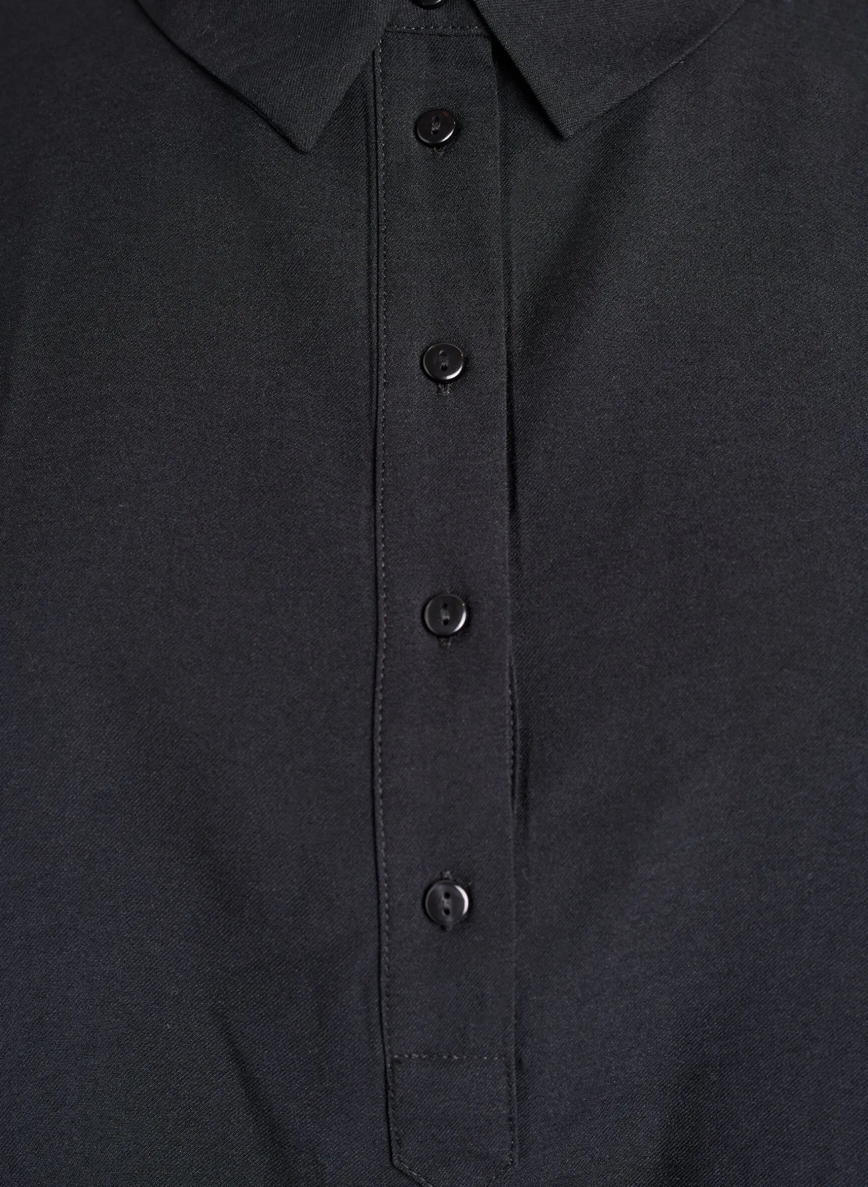 Hemdbluse mit Knopfdetail am Rücken
