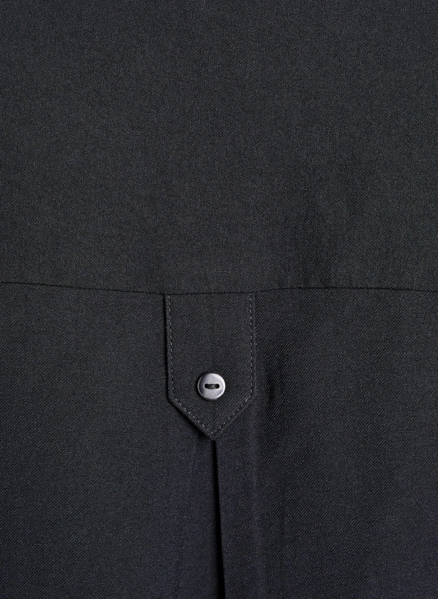 Hemdbluse mit Knopfdetail am Rücken