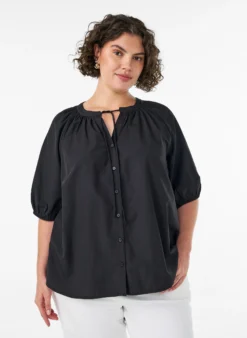 Hemdbluse mit Knopfleiste und Bindegürtel