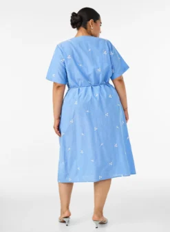 Hemdblusenkleid aus Baumwolle mit gestickten Blumen