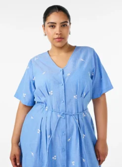 Hemdblusenkleid aus Baumwolle mit gestickten Blumen