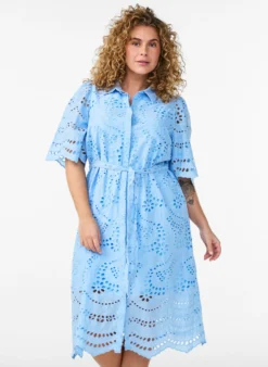 Hemdblusenkleid aus Broderie Anglaise mit Bindegürtel
