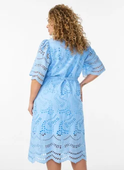 Hemdblusenkleid aus Broderie Anglaise mit Bindegürtel