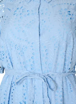 Hemdblusenkleid aus Broderie Anglaise mit Bindegürtel