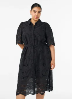 Hemdblusenkleid aus Broderie Anglaise mit Bindegürtel