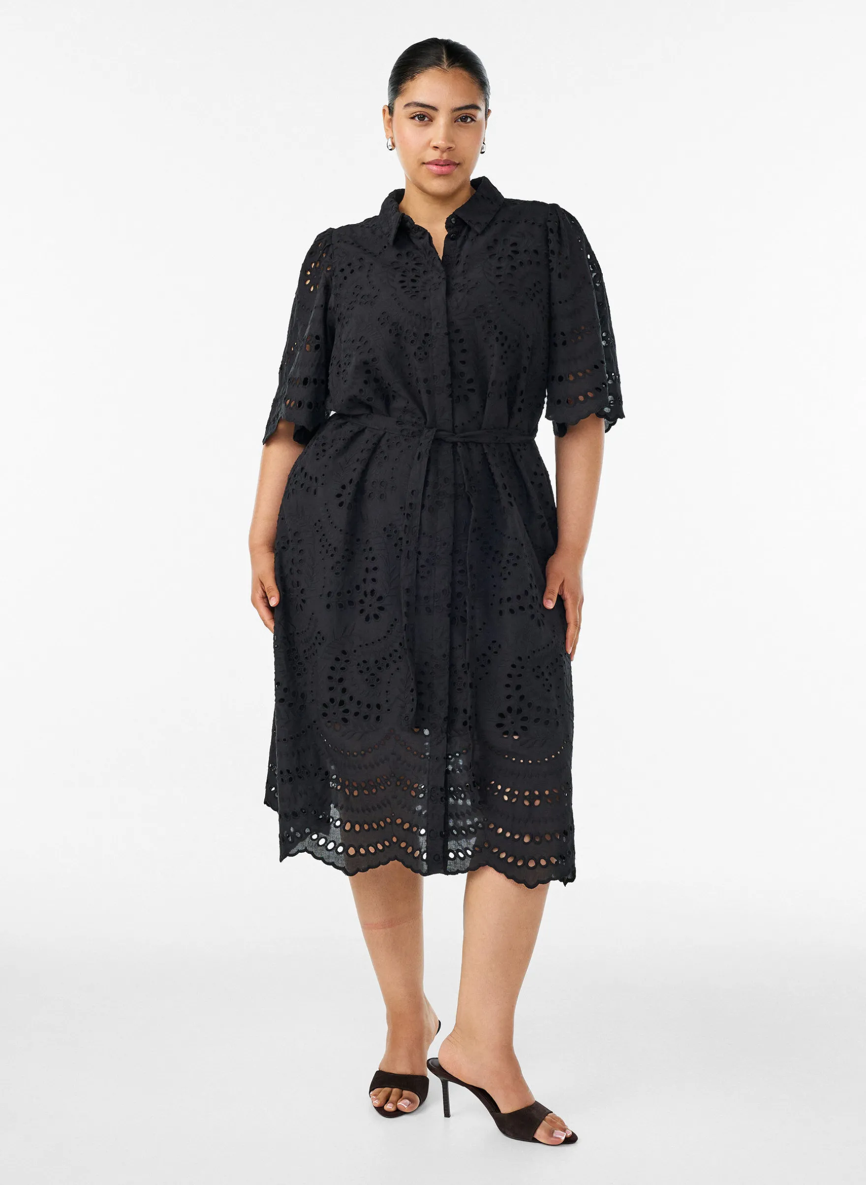 Hemdblusenkleid aus Broderie Anglaise mit Bindegürtel