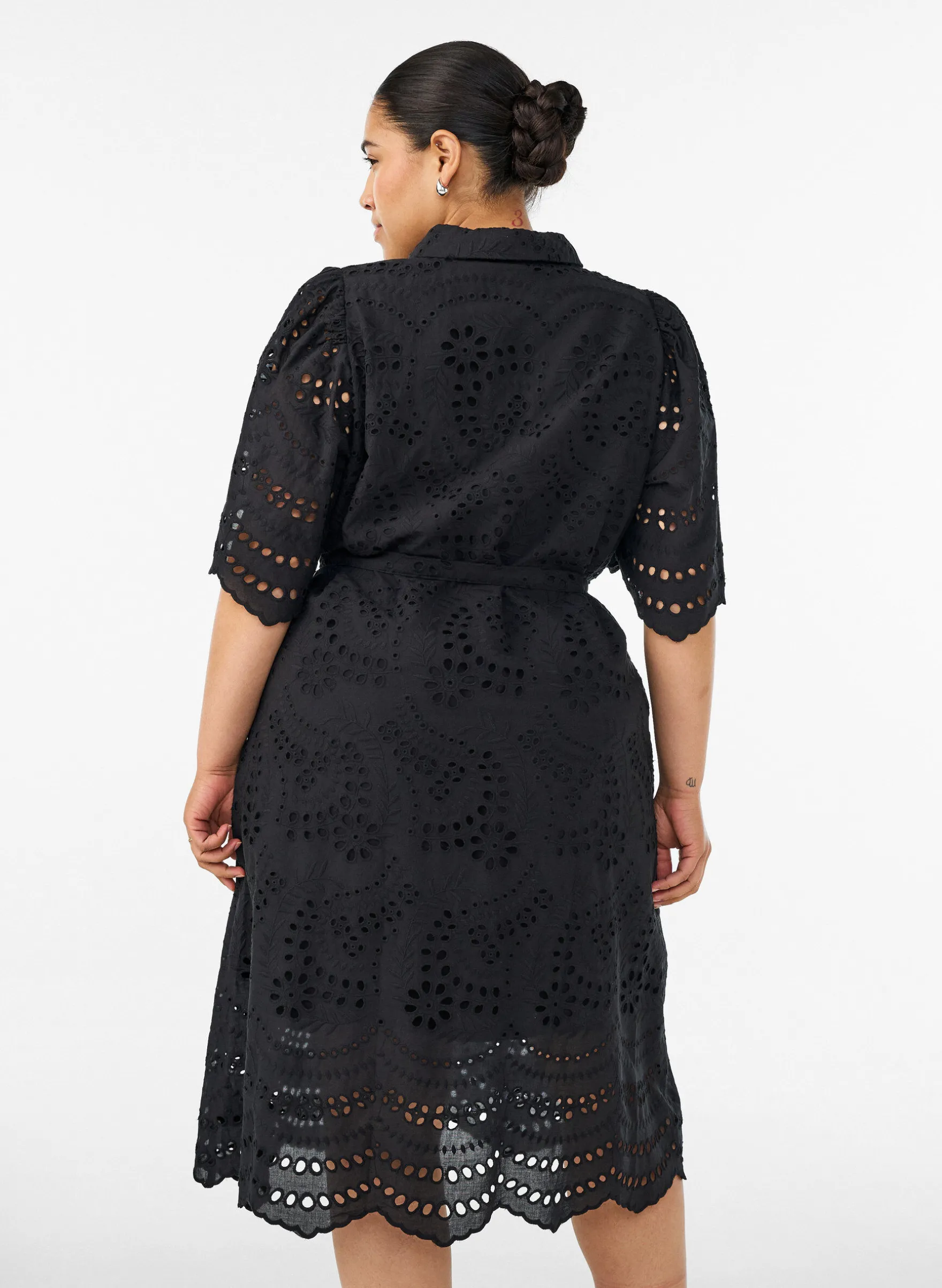 Hemdblusenkleid aus Broderie Anglaise mit Bindegürtel